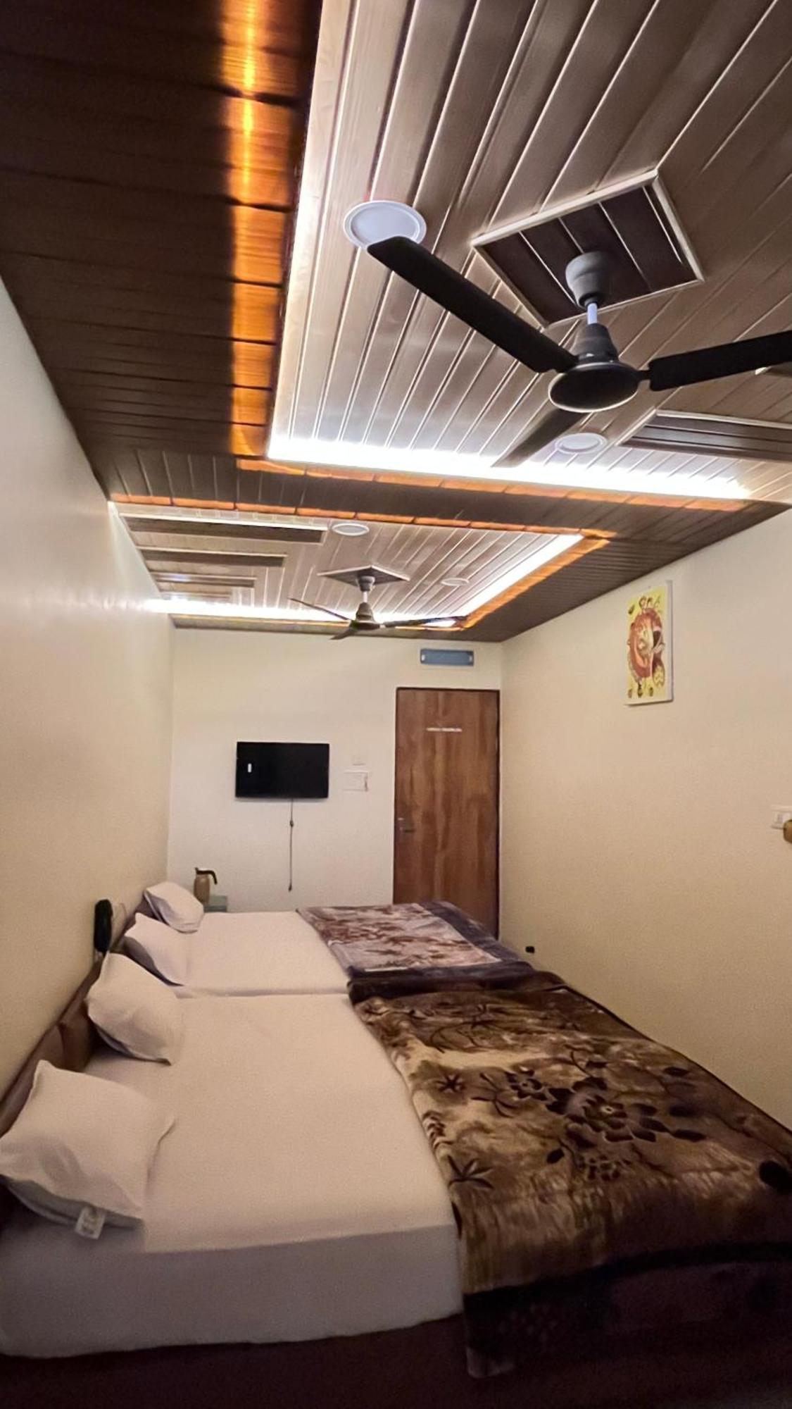 Hotel Shri Shiv Ganga Bhakt Niwas Ujjain Exterior foto